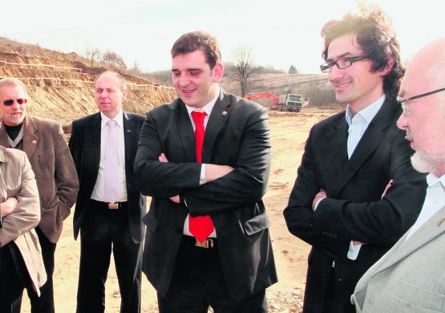 Rafał Baniak (trzeci z prawej) na placu budowy "Miasteczka"