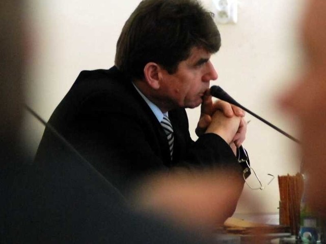 Andrzej Chaniecki, burmistrz Opatowa, przysłuchiwał się wystąpieniom poszczególnych radnych na temat budżetu.