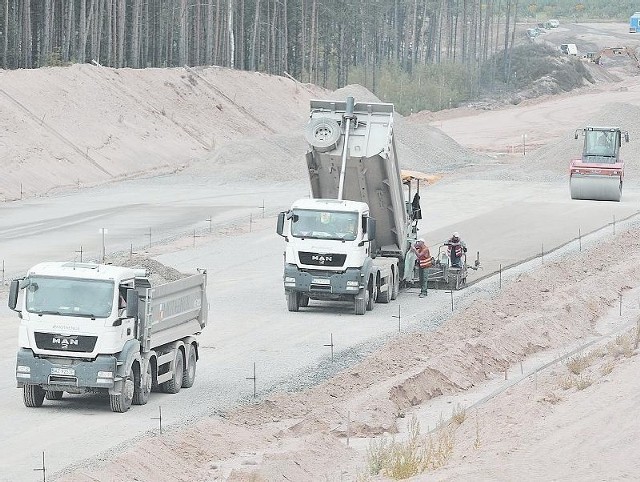 Postęp prac na budowie S3 od Międzyrzecza do Sulechowa jest imponujący. To inwestycje niezagrożone. Czy nad innymi pojawią się ciemne chmury? (fot. Tomasz Gawałkiewicz)