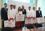 Paraolimpijczycy odebrali gratulacje i nagrody od Radosława Witkowskiego, prezydenta Radomia