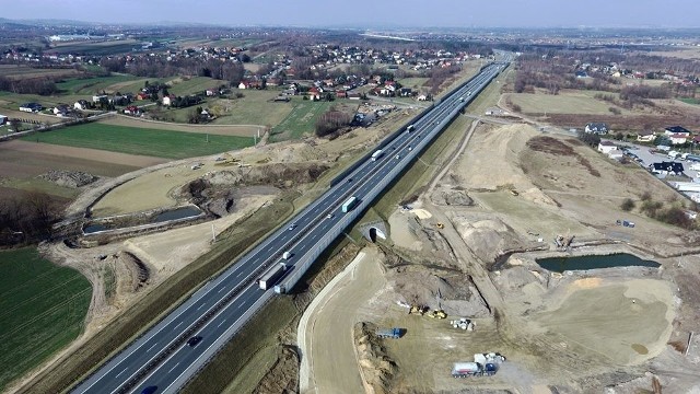 Nowy zjazd z A4 powstaje na granicy Niepołomic i Podłęża. Inwestycja za prawie 50 mln zł spowoduje ogromne utrudnienia w ruchu na drodze wojewódzkiej 964