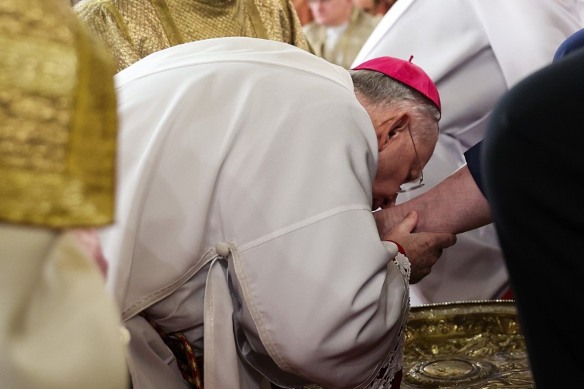 Uroczysta msza święta z obrzędem umywania nóg w katedrze na...