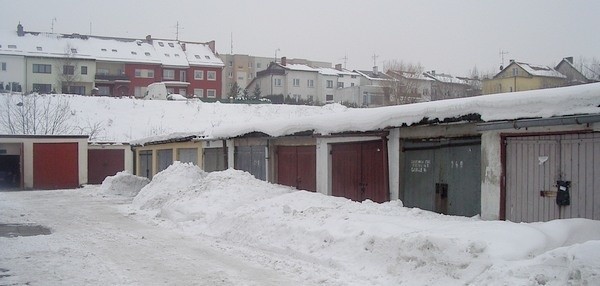 Zaśnieżone garaże przy ul. Piłsudskiego