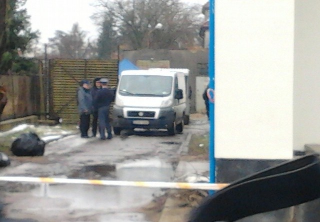 Zaleziono ciało mężczyzny z raną postrzałową. Policja jest na miejscu zdarzenia.