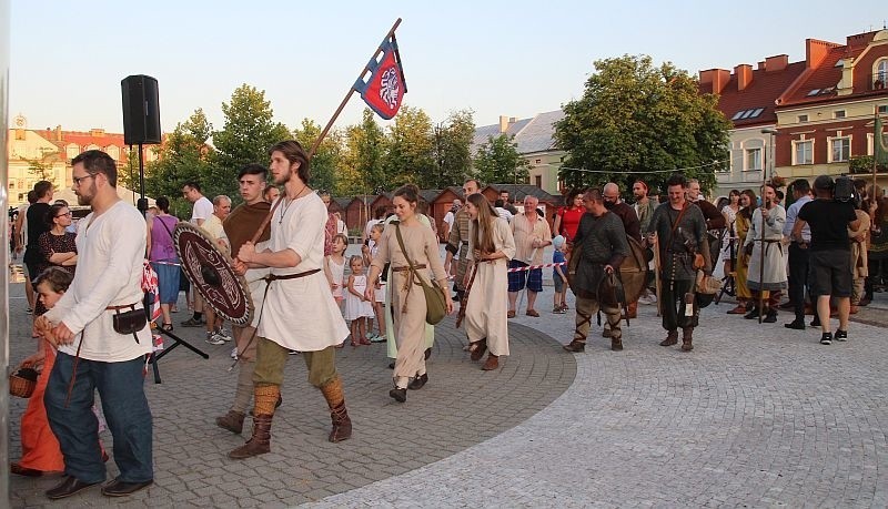 Dziś pokazy walk i uzbrojenia na Rynku w Jaśle. To inauguracja VIII Karpackiego Festiwalu Archeologicznego "Dwa oblicza" [PROGRAM]