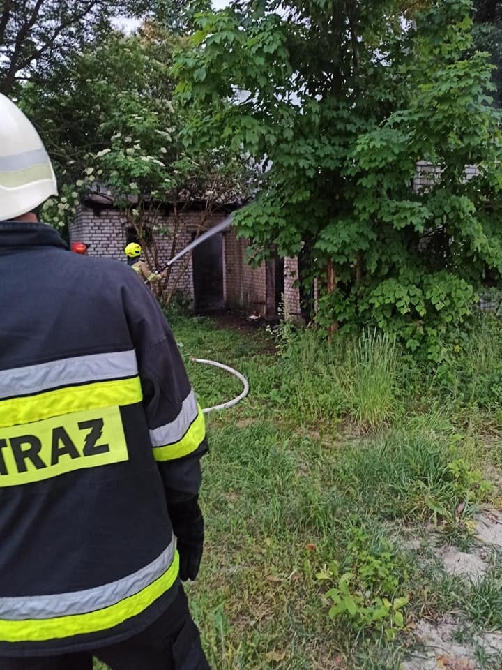 Pożar w Troszynie. Płonął pustostan. Do pożaru doszło w nocy 16.06.2021