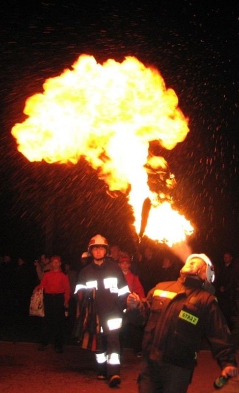 Koprzywniccy strażacy wydmuchują tak duże  słupy ognia.