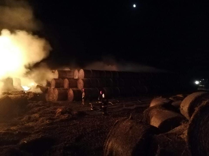 Ogromny pożar w gminie Ćmielów. Spłonęło kilkaset bel słomy. Strażacy walczyli z ogniem całą noc [ZDJĘCIA]
