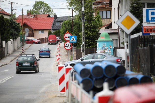 Przebudowa ul. Łokietka została przerwana siedem miesięcy temu. Urzędnicy informują, że prace powinny zostać wznowione w wakacje.