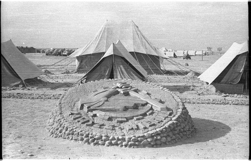 Irak, obóz Quizil Ribat. Przed namiotami ułożony z kamieni...