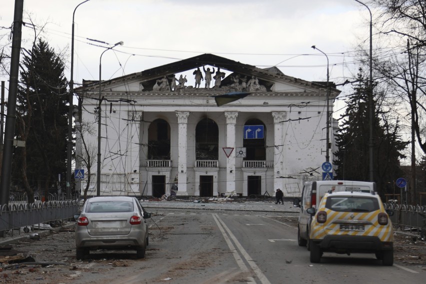 Siły rosyjskie zbombardowały teatr w Mariupolu, zabijając co...