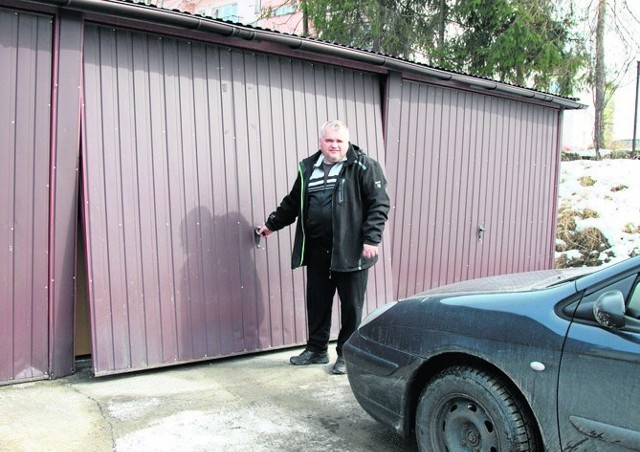 Radnemu Mateuszowi Wrońskiemu udało się odkupić garaż na osiedlu. - Sąsiedzi też by chcieli mieć gdzie chować auta - mówi
