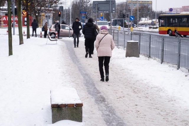 38-latek poślizgnął się na oblodzonym chodniku