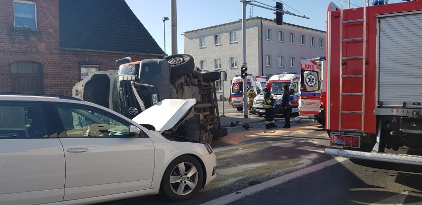 W Obornikach zderzyły się dwa samochody osobowe i karetka...