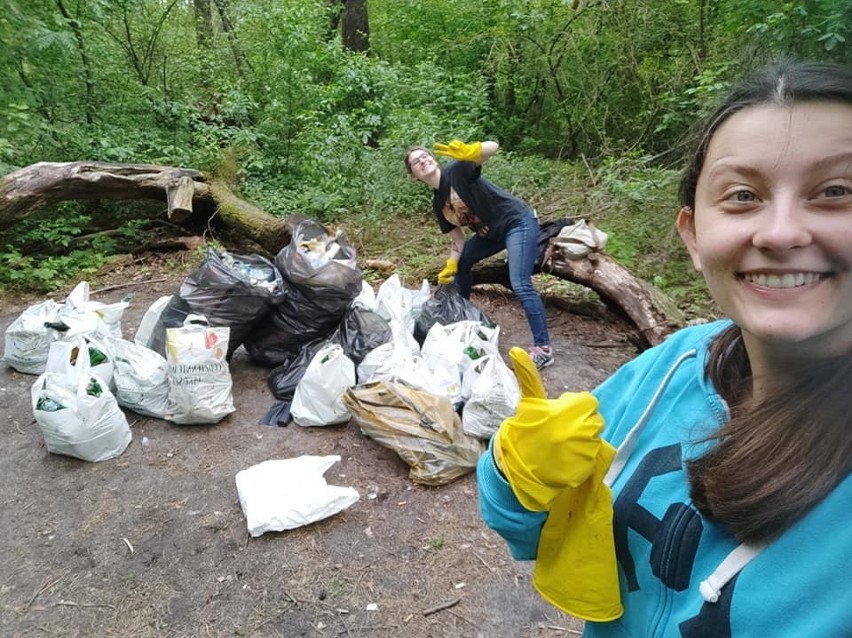 Sara Stępień i Julia Stasiak podczas sprzątania lasu...