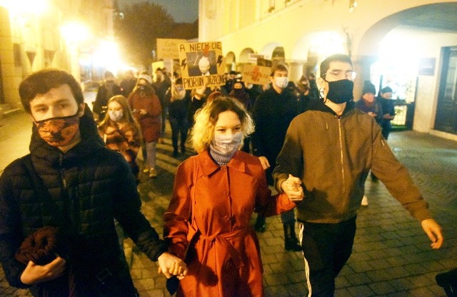 Protest z polonezem w roli głównej. Tak strajkowano w piątek, 6 listopada, w Zielonej Górze.