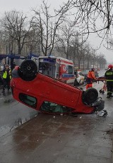 Wypadek na al. Włókniarzy w Łodzi. Dachowanie po zderzeniu przy ul. Długosza [ZDJĘCIA]