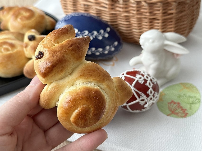 Przygotowanie takich zajączków wymaga nieco wprawy. Ciasto...