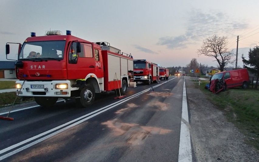 Poranne zderzenie busa i ciężarówki w Kurowie. Krajowa "dziewiątka" była zablokowana