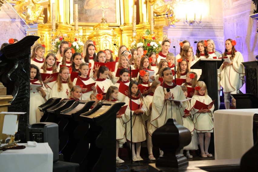 Piękny koncert uwielbienia w opatowskiej kolegiacie świętego Marcina zakończył oktawę Bożego Ciała. Wystąpiła schola parafialna