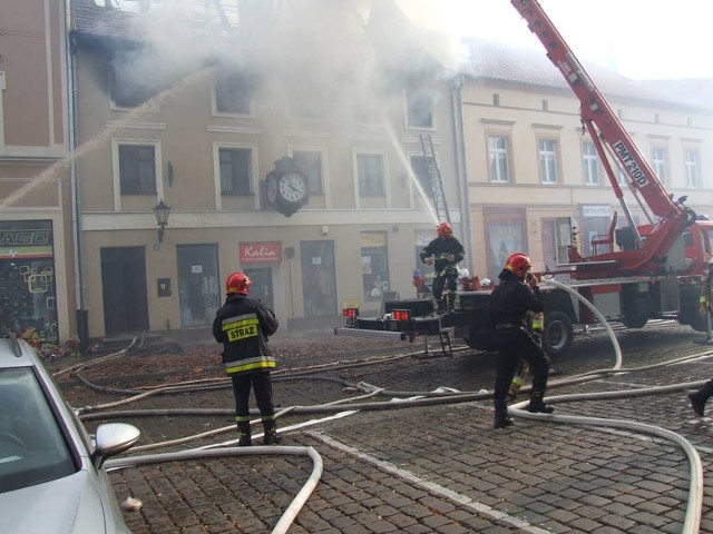 Kłęby dymu roznosiły się po chełmińskiej starówce. - Momentami aż gryzło w gardle - mówią mieszkańcy