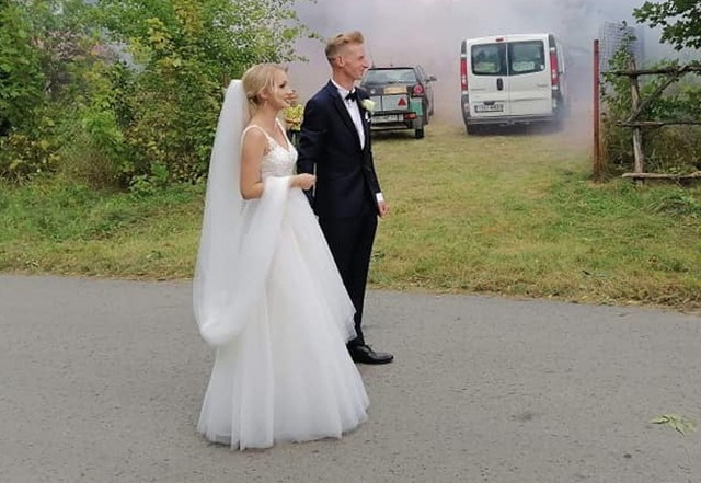 Kamil Mazur, piłkarz Zorzy Tempo Pacan&oacute;w grającej w klasie okręgowej, w czwartek zmienił stan cywilny. Poślubił wybrankę swojego serca Magdalenę. Na tej ważnej uroczystości nie zabrakło trenera Lecha Malczewskiego i koleg&oacute;w z drużyny, kt&oacute;rzy zrobili oryginalną bramę z klubowymi i piłkarskimi akcentami. W imieniu klubu, Młodej Parze składamy najszczersze gratulacje i życzymy wszystkiego co najlepsze na nowej drodze życia!Ps: Mamy nadzieję, że małżonka będzie pozwalać wyskoczyć mężowi na mecz - czytamy na klubowym Fanpage'u.Zdjęcia ze ślubu na kolejnych slajdach. (dor)