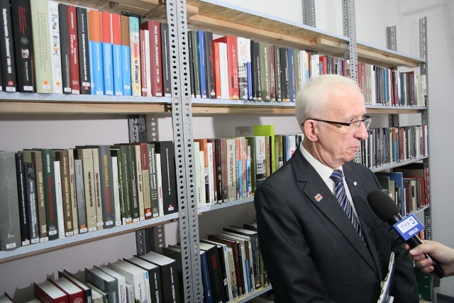 Waldemar Bartosz szef świętokrzyskiej Solidarności podczas otwarcia biblioteki.