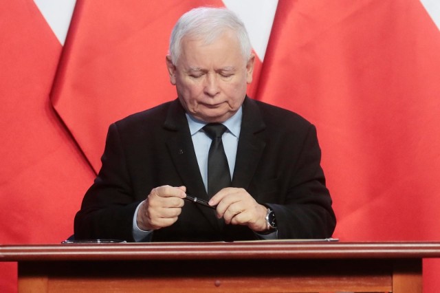 Jarosław Kaczyński podpisuje nową umowę koalicyjną