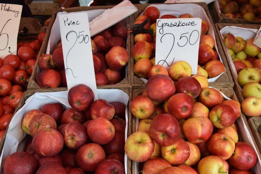 Popularne odmiany jabłek można było kupić po 2,50 - to dość...