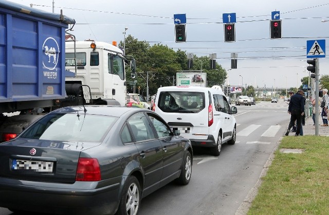 Na Nabrzeżu Wieleckim udostępniony jest już dodatkowy pas ruchu wzdłuż Odry do jazdy w kierunku północnych osiedli