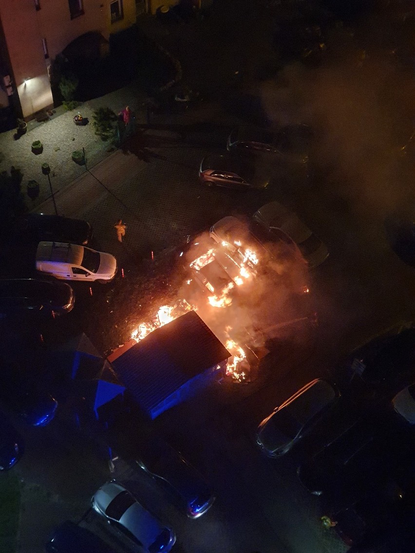 W Chorzowie spłonęły kontenery, a wraz z nimi samochody...