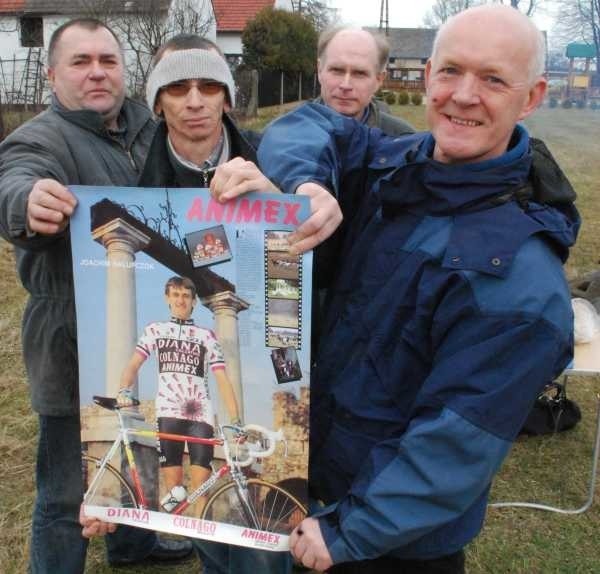 - Joachima wszyscy pamiętają z rowerem - tak samo ma wyglądać pomnik - przekonują: Grzegorz Res, Marek Madej, Stanisław Widz i Zbigniew Stańczak.