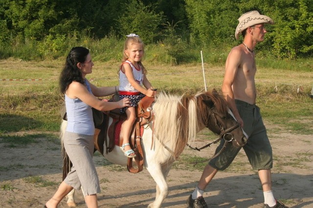 Aby uczyć lub wypożyczać innym konnie, trzeba skończyć kurs instruktorski