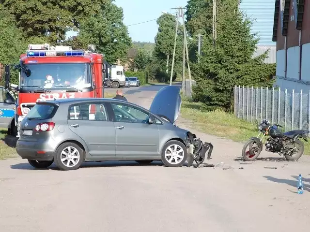 Osobówka uderzyła w motorower. Jedna osoba ranna .