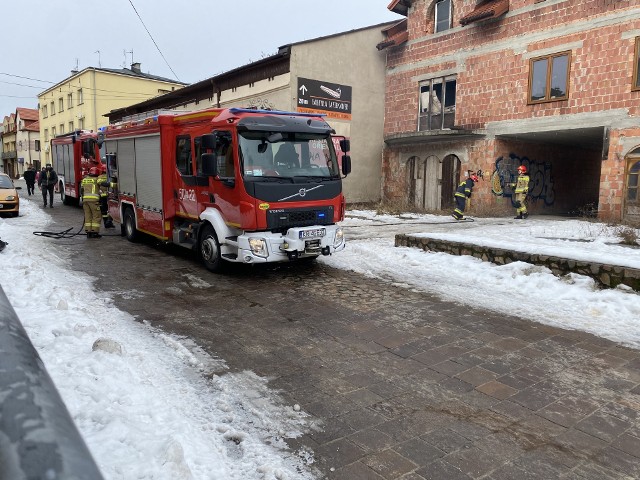 Ogień w opuszczonym budynku przy ulicy Augustiańskiej w Olkuszu