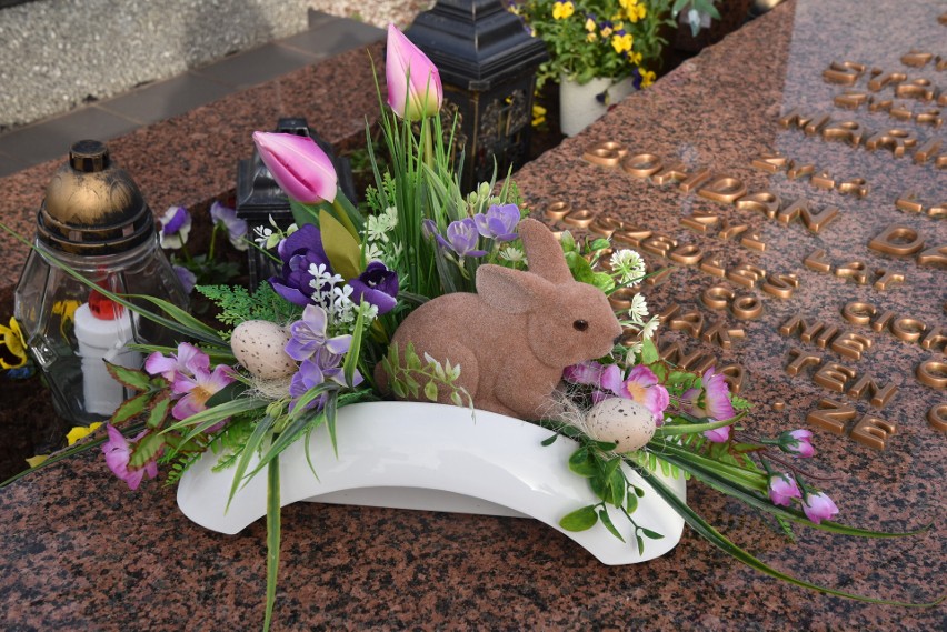 Wielkanocne znicze i stroiki na cmentarzu w Krasnosielcu