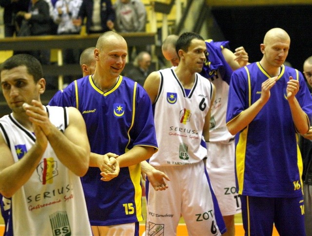 Michał Rabka (pierwszy z prawej) zostaje w drużynie koszykarzy Siarki Tarnobrzeg.