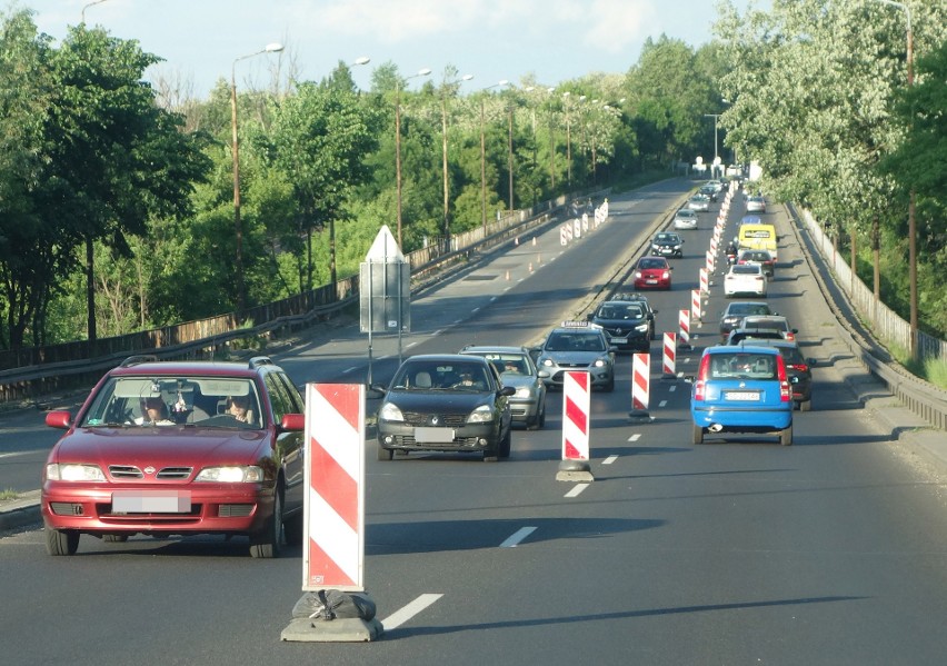 Duże korki na DK94 w Sosnowcu spowodowane są przeprowadzanym...