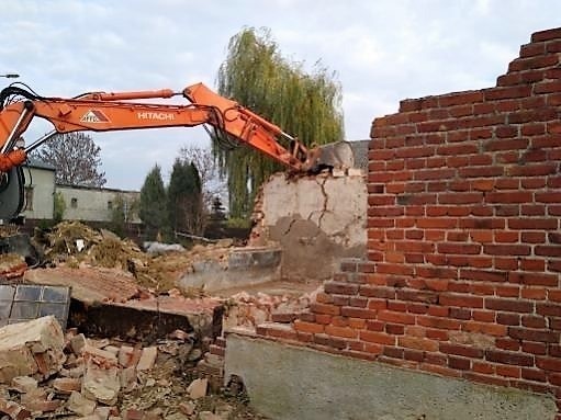 Ciężki sprzęt zrównał z ziemią stuletnią stodołę w centrum...