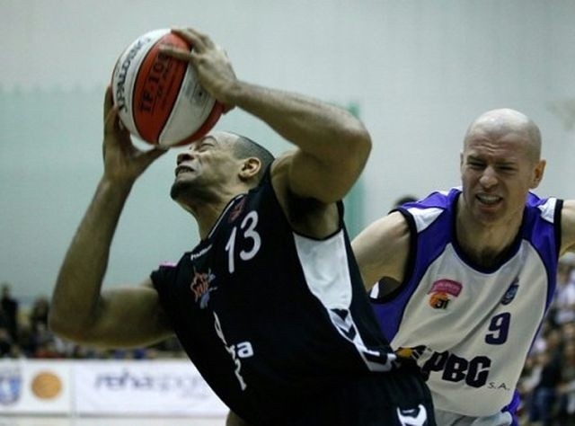 Czarni przegrali w Poznaniu z Basketem.