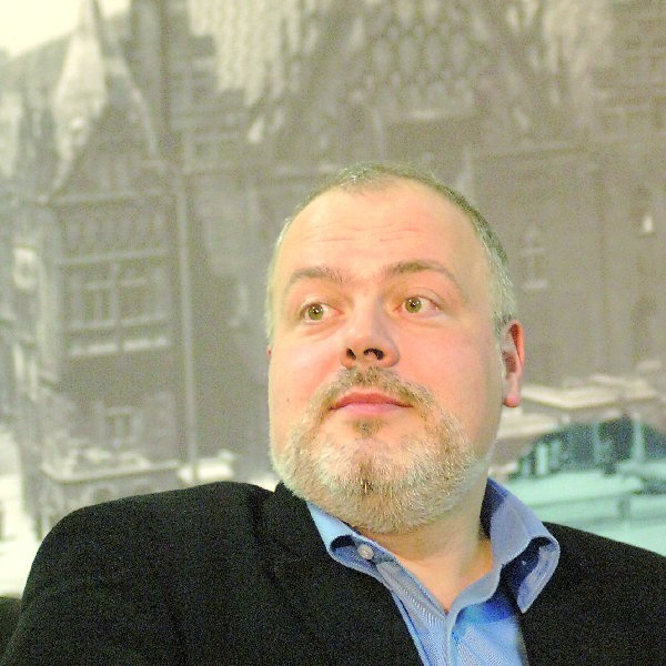 Marek Krajewski, z wykształcenia filolog klasyczny, znany jest z cyklu kryminałów, których akcja dzieje się w dawnym Wrocławiu