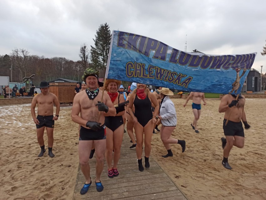 Ekipa Lodowcowa z Chlewisk na inauguracji sezonu zimowych kąpieli w Pionkach