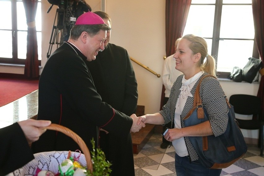 Wrocławianie złożyli życzenia arcybiskupowi. Dostali strusią pisankę (ZDJĘCIA)