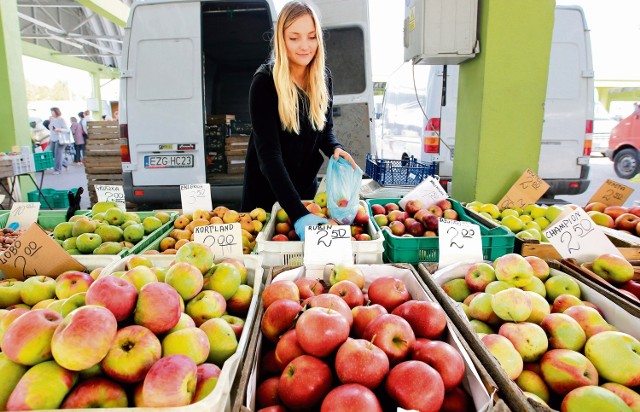 Paulina Kalas codziennie sprzedaje kilogramy jabłek. Jedni wybierają małe, na ciasto, inni duże, do chrupania.