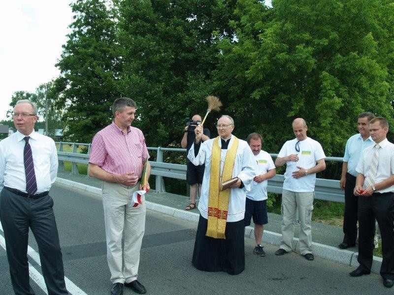 Most poświęcił ksiądz Paweł Sobotka, proboszcz parafii w...