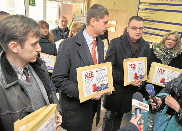Konrad Zieleniecki (pierwszy z lewej) promował pomysł przeprowadzenia referendum w sprawie MPEC. Tu jeszcze z Rafałem Rudnickim (drugi z prawej), dzisiejszym wiceprezydentem miasta.