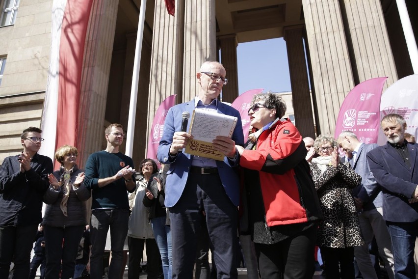 Protest nauczycieli i pracowników oświaty pod Ministerstwem...