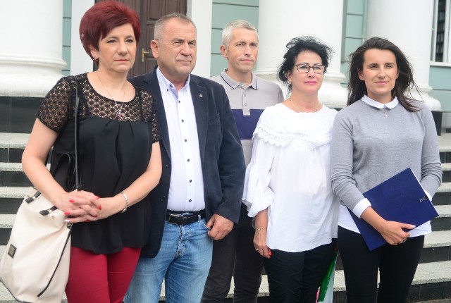 Radni Koalicji Obywatelskiej od prawej: Marta Michalska - Wilk, Magdalena Lasota, Robert Chrobotowicz, Wiesław Wędzonka i Wioletta Kotkowska apelują do radnych Prawa i Sprawiedliwości, żeby naprawili błąd w sprawie absolutorium dla prezydenta.