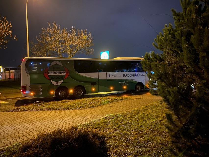 Radomiak we Wrocławiu. Na radomskich piłkarzy w hotelu czekali ... łowcy autografów (Zobacz fantastyczne zdjęcia) 