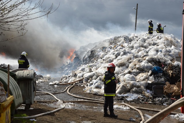 Pożar wybuchł we wtorek (11 kwietnia) przed południem na składowisku złomu przy ul. Poznańskiej w Świebodzinie. Zapaliła się hałda folii.